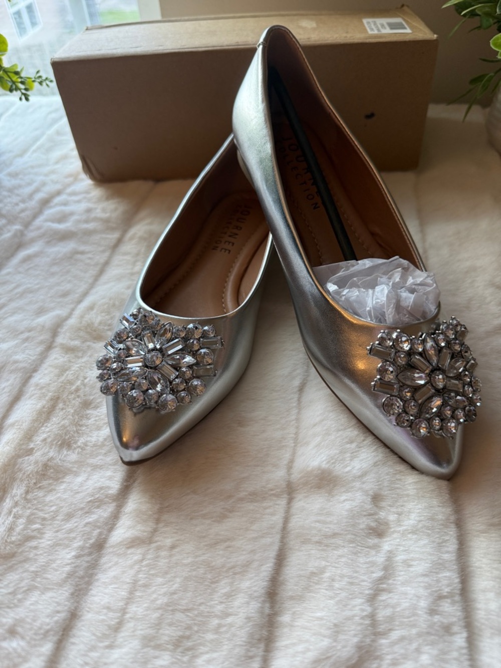 NWT - Journee Collection - Silver Renzo Flat - Size 6WD